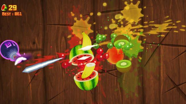 Der Screenshot aus dem Spiel "Fruit Ninja" zeigt mehrere Früchte, darunter eine Wassermelone, eine Banane und eine Kiwi, die von einem scharfen Schwert in der Mitte zerteilt werden, was zu spritzenden Saft- und Fruchtfleisch-Explosionen führt. Links oben im Bild sind eine Punktzahl und der Rekord zu sehen. Eine lila Bombe mit einem leuchtenden Zünder ist ebenfalls auf der linken Seite zu sehen. Der Hintergrund besteht aus einer hölzernen Oberfläche, die an ein Schneidebrett erinnert, mit farbigen Saftflecken und Kerben. Der Screenshot aus dem Spiel "Fruit Ninja" zeigt mehrere Früchte, darunter eine Wassermelone, eine Banane und eine Kiwi, die von einem scharfen Schwert in der Mitte zerteilt werden, was zu spritzenden Saft- und Fruchtfleisch-Explosionen führt. Links oben im Bild sind eine Punktzahl und der Rekord zu sehen. Eine lila Bombe mit einem leuchtenden Zünder ist ebenfalls auf der linken Seite zu sehen. Der Hintergrund besteht aus einer hölzernen Oberfläche, die an ein Schneidebrett erinnert, mit farbigen Saftflecken und Kerben.