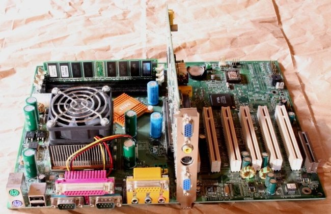 Ein aufgeschraubter PC ist recht einfach aufgebaut, auch wenn es anfangs nicht danach aussieht. Bildquelle: www.inf-schule.de Ein aufgeschraubter PC ist recht einfach aufgebaut, auch wenn es anfangs nicht danach aussieht. Bildquelle: www.inf-schule.de