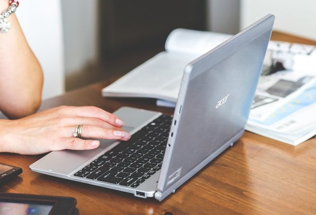 Kleine Laptops sind praktisch, können aber auf Dauer auch anstrengend zum Arbeiten sein. Bild: Karolina Grabowska auf Pixabay Kleine Laptops sind praktisch, können aber auf Dauer auch anstrengend zum Arbeiten sein. Bild: Karolina Grabowska auf Pixabay