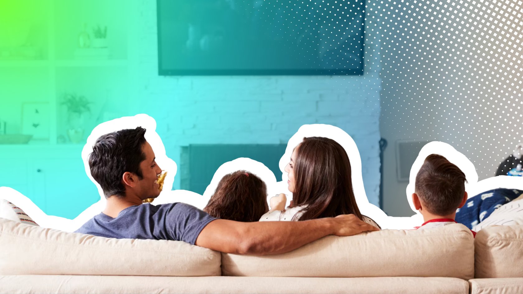 Wir schauen von hinten auf eine glückliche Familie, die zusammen auf einem Sofa sitzt. Die Kinder (Person 2 und 4) schauen zum Fernseher hoch, während sich die beiden erwachsenen Personen anschauen und anscheinend unterhalten.