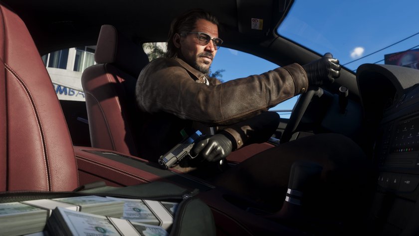 Raul Bautista aus GTA 6 am Steuer von einem Auto mit Geld auf dem Beifahrersitz.