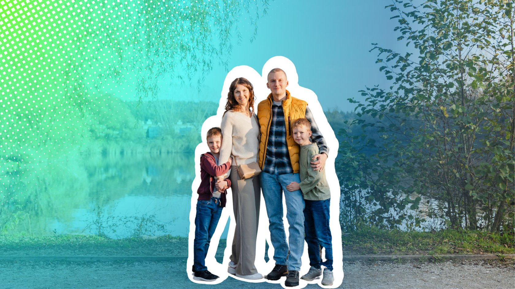 Glückliche Familie mit Mutter, Vater (mitte) und 2 Kindern (außen) stehen auf einem Weg vor einem begrünten Streifen. im Hintergrund ist ein Gewässer zu sehen.