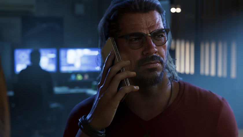Raul Bautista aus GTA 6 mit Handy in der Hand.