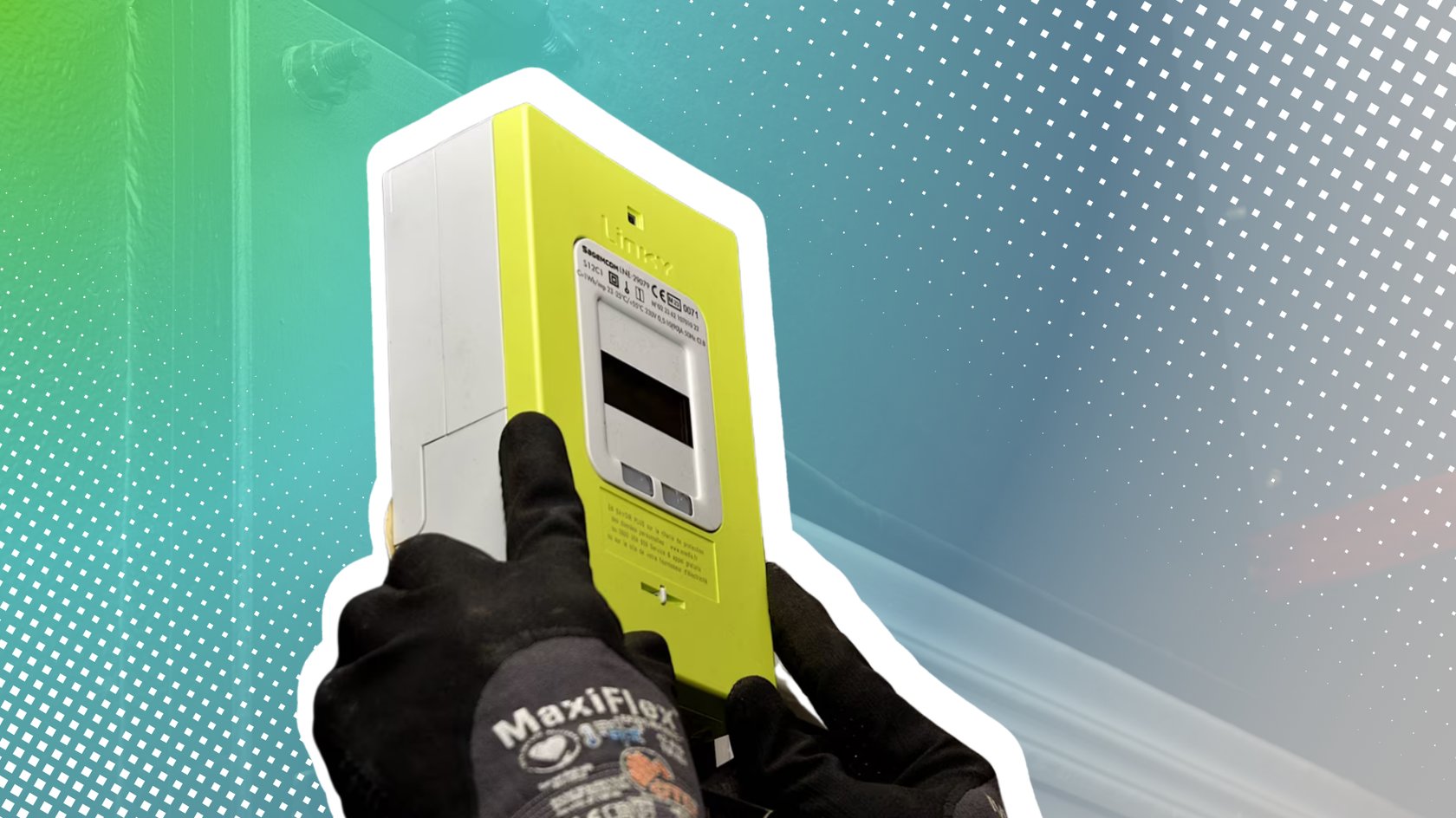 Smart Meter wird an eine Wand montiert.